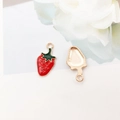 Ciondoli a forma di fragola in smalto rosso e metallo dorato per creazione gioielli fai da te - Frutto Fragola 11x21mm