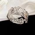 Vue détaillée du motif papillon évidé en argent et de la texture métallique du bracelet - Argenté