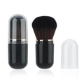 Detailweergave van de capsule make-up borstel met gouden ring en de beschermkap - Zwart