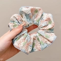 Bloemen kant scrunchie met blauwe en roze bloemen en lichtblauwe stoffen biesrand - #2 Blauwe Bloem 14cm
