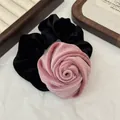 Haargummi mit rosa Samtrose und schwarzem Cordstoff in einem Lifestyle-Szenario - Lila Rosa
