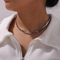 Poliertes Silber-Titanstahl-Kettengliedhalsband mit Rillenstruktur an einem Model - Feine Halskette / Stahlfarbe
