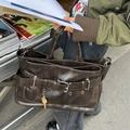 Grote retro bruine leren shopper met gesp en sleutelhanger in streetstyle-stijl - Khaki