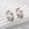 Orecchini a cerchio in acciaio argento con finitura in metallo spazzolato e texture - Stile Texture Spazzolata a Righe Argento (KE113001-XY)