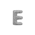 Macro-opname van zilveren letter E hanger met glinsterende zirkonia-steentjes - Letter E Stijl (DB241108-E)