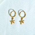 Pendientes de aro dorados con colgantes de estrella de mar sobre seda azul claro - Estrella de mar / Dorado