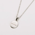 Primer plano del colgante plateado con grabado dorado Merry & Bright en cadena metal - Color Acero (Merry & Bright)