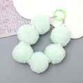 Cinturino per telefono verde chiaro con palline di peluche, perle bianche e chiusura a molla - Verde Menta