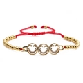 Verstellbares rotes Kordelarmband mit drei vergoldeten Smileys und Zirkonia Steinen - Dreifache Pave Zirkonia Smileys / Goldene Kupferperlen Mit Rotem Seil