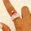 Nahaufnahme eines Weihnachtsmann-Rings mit rot-weißem Emaille am Finger - Harz / Weihnachtsmann-Stil (WG-0713)