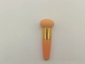 Pennello spugna trucco a fungo con manico color pesca e dettaglio in metallo oro - Arancione
