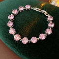 Dettaglio di un bracciale in argento con quindici zirconi rosa su scatola di velluto - Rosa