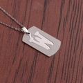 Détail macro d'un collier en acier inoxydable argenté avec pendentif lettre W ajouré - Lettre W