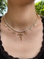 Détail d'un collier papillon doré serti de zircons porté par un mannequin femme - Collier Chaîne Tennis Papillon