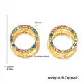 Primer plano de pendientes de aro de acero inoxidable dorado con circones de colores - Pendientes de Circonia Multicolores Dorados (F460)