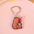 Simpatico portachiavi Capybara in acrilico con design Bubble Tea e catenella - Capibara che beve tè al latte
