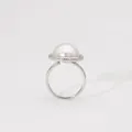 Anello minimalista in acciaio inossidabile argento con una grande perla bianca tonda - Anello con Perla a Mezza Sfera Grande Argento (B715)