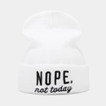 Detailaufnahme der weißen Strickmütze mit schwarzem „NOPE. not today“ Slogan-Stickerei - M (56-58cm) / Weiß