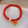 Dettaglio del bracciale di perline rosse con ciondolo a cavallo dorato inciso - Perline Rosse Cavallo Portafortuna (Style 5) / Rosso