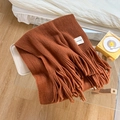 Sciarpa a maglia caramello con frange ed etichetta fatta a mano per l'inverno - Caramello