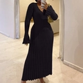 Abito lungo nero in maglia con scollo a V, maniche a campana e trama a coste verticali - 3XL / Nero Scollo a V
