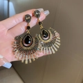 Dettaglio di orecchini vintage a ventaglio con cristalli neri e nappe in strass - Perno in Argento - Oro (Gemma Nera)