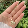 Dettaglio del ciondolo a forma di cane placcato oro 18K con zirconi bianchi e pietre nere - Cane 3D (Stile 6)