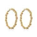 Dettaglio di orecchini a cerchio intrecciati placcati in oro 18K con texture su fondo bianco - Stile a Cerchio Grande Intrecciato (CE00248YS)