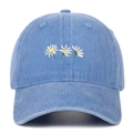 Dettaglio di tre margherite ricamate su un cappellino da baseball in denim blu chiaro - Taglia unica / Azzurro