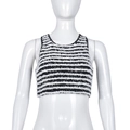 Detailansicht eines schwarz-weiß gestreiften Crop-Tops mit weichen Fransenstrukturen - S / Schwarz und Weiß