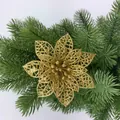 Fiore di stella di Natale dorato con glitter su rami di pino verde per decoro - Oro