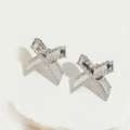 Elegante silberne X-förmige Ohrstecker mit funkelnden Zirkoniasteinen besetzt - Silberne Schleife