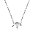 Makroaufnahme einer S925 Silber Kleeblatt Kette mit Marquise-Zirkonia auf weißem Grund - Silber