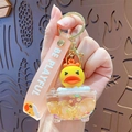Schattige eend acryl sleutelhanger met oranje band en bewegende gele vloeibare kralen - Vloeibare Eend Bellenkraal - Badkuip Stijl