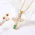 Collar de cruz vintage dorado con perlas, cristales blancos y piedra verde en forma de pera - Cruz Perla Gema Verde
