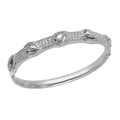 Brazalete plateado con diseño de gotas en relieve y textura de micro-tachuelas pulidas - Color Acero