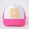 Detail van de roze en witte trucker pet met geel geruit smiley-ontwerp - Eén maat / Rozerood