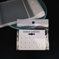 Dettaglio di schede per orecchini in PVC multi-foro e sacchetti adesivi trasparenti - Sacchetto Trasparente 9*15cm (Senza Carta)