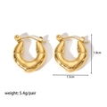 Gedetailleerde weergave van gouden U-vormige oorbellen met afmetingen van 1,8 cm hoog - Goud Onregelmatige Golfstijl (YYE023060)