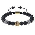 Dettaglio del bracciale con perline nere opache, marmo e una sfera dorata in zirconi - Stile Pietra Paesaggio