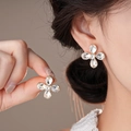 Boucles d'oreilles fleurs en argent avec pétales en cristal clair sur l'oreille - 126# Or-Blanc (Puces d'Oreilles Fleur à Quatre Pétales)