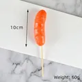 Modello realistico di salsiccia grigliata allo spiedo per gioco, lungo 10 cm e pesa 60 g - Grande Spiedino Barbecue - Salsiccia Arrostita