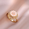 Anello margherita dorato con petali rosa, perla bianca e dettagli in cristallo lucido - Anello Rotante (J0144) / Rosa