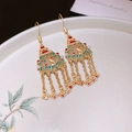 Détail de boucles d'oreilles chinoises traditionnelles dorées avec pompons et émail coloré - Frange de Nuage de Bon Augure Dorée (Crochet d'Oreille)