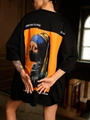 Oversize μαύρο βαμβακερό T-shirt με καλλιτεχνικό τύπωμα το κορίτσι με το μαργαριταρένιο σκουλαρίκι - S / Μαύρο