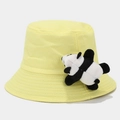 Dettaglio del cappello alla pescatora in tela gialla con un piccolo panda di peluche - 54cm / Giallo