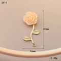 Dettaglio del ciondolo rosa con dimensioni 41mm x 16mm e un peso di circa 2,48 grammi - Rosa Rosa (3911)