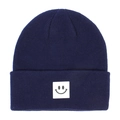 Dettaglio del cappello in maglia blu scuro per neonati con patch sorriso carino - Blu navy
