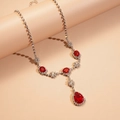 Dettaglio collana vintage argento con pendente a goccia rubino e pietre di cristallo - Collana / Rosso