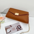 Borsa a tracolla a busta in pelle PU marrone con catena dorata su tavolo bianco - Marrone